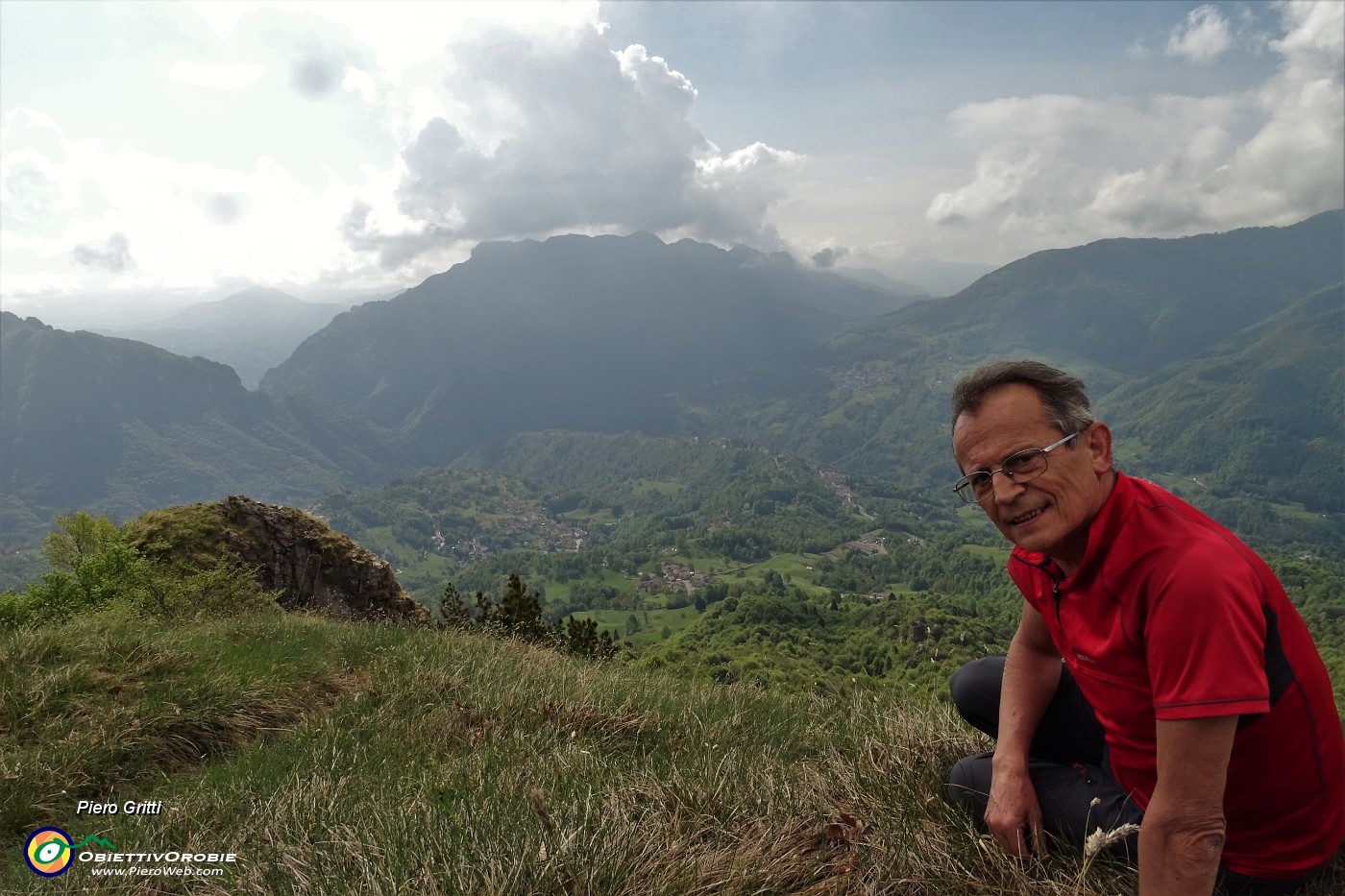 03 Val Taleggio dalla cresta di vetta del Corno Zuccone.JPG